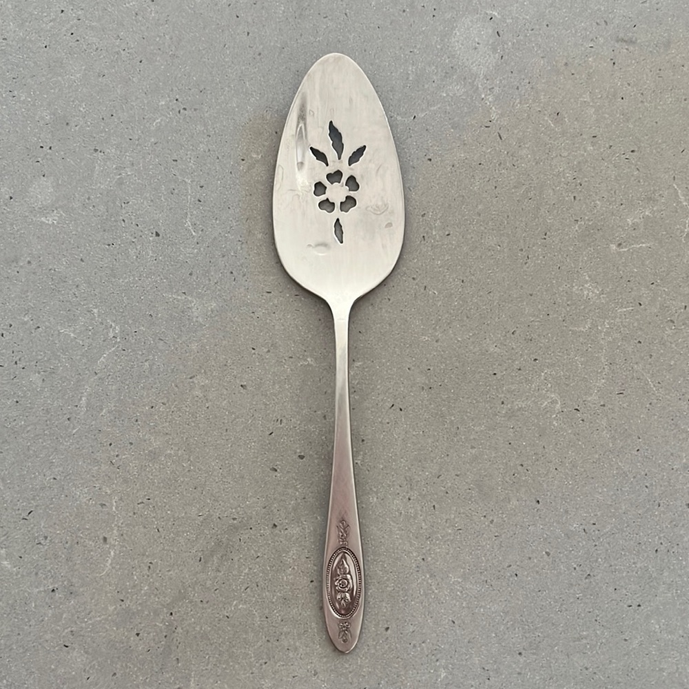 Oneida deluxe stainless pierced pie server